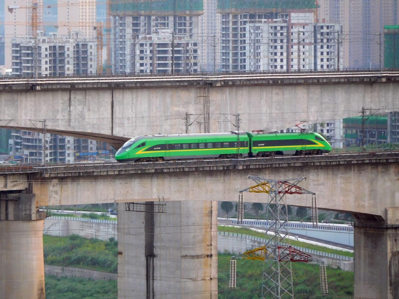 超级缩编版的复兴号CR200J动力集中式动车组，这款被铁路部门称为“绿巨人”的列