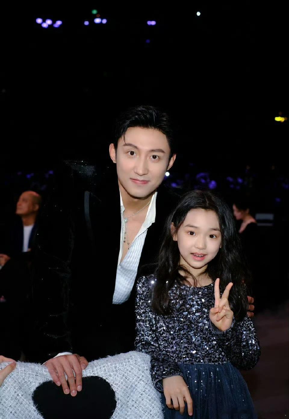 庆功宴唯一素颜明星是黄景瑜内娱生图战士！别人带全妆卷精致，黄景瑜卸了妆清爽亮相。