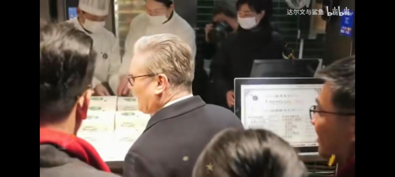 在人民中间真好，英国首相感受中国烟火。
斯塔默吃包子终于做了一回寻常人，尽管他的