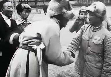 1951年，阿里驻军缺粮食，连战马都杀了吃，眼看全军就要饿死，一个小战士干了一件
