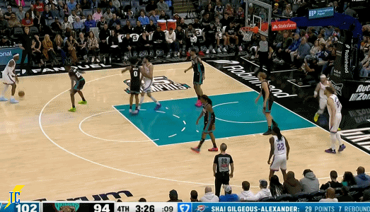 暂停回来，亚历山大里突外投连续得分可以说杀死比赛！比赛剩最后两分半钟，雷霆108