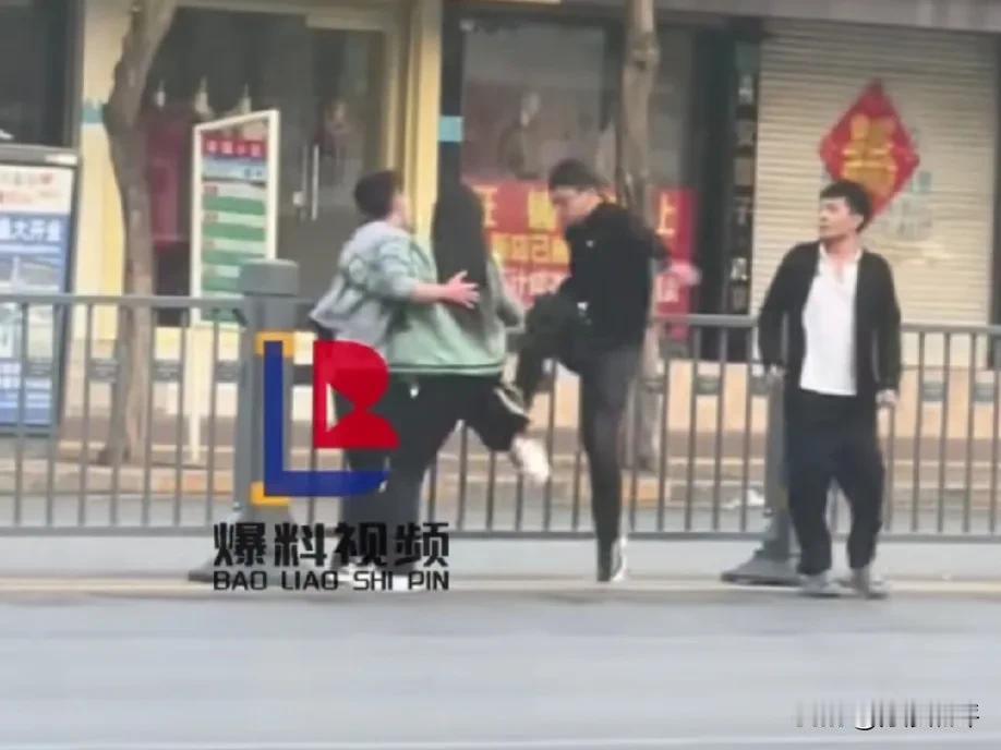 “人家媳妇都拦了，没必要咄咄逼人了！”4月20日，山东枣庄，三人发生口角，女子紧