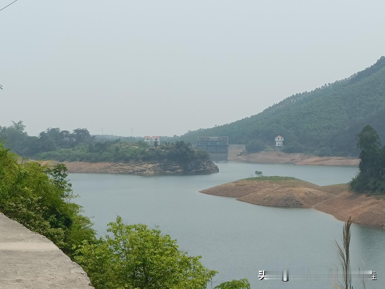 桂平金田水库
桂平的金田水库，
看着挺大的，
实际上就是山中的一个大洼地，
库区