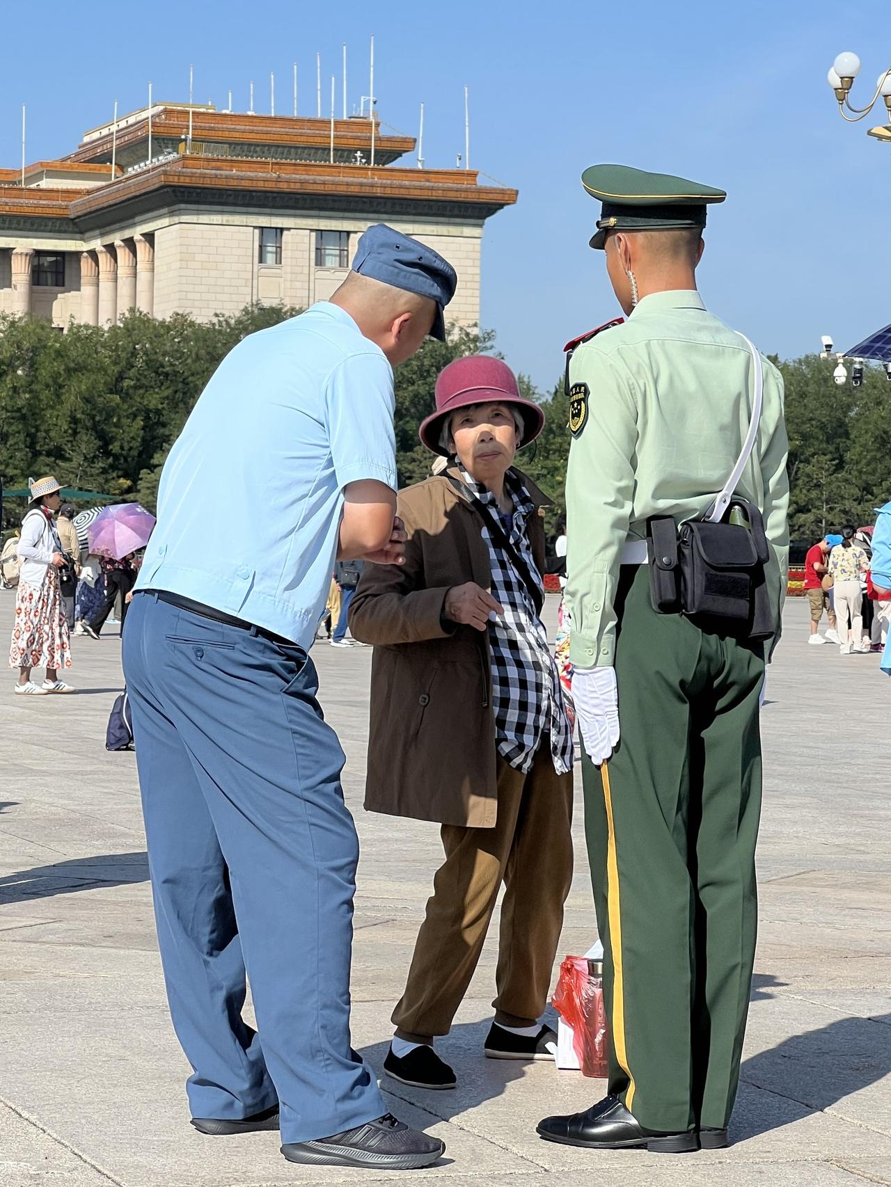 天安门广场，一位与家人失联的老人向武警战士求助，战士安慰老人：您就站在这里，您的