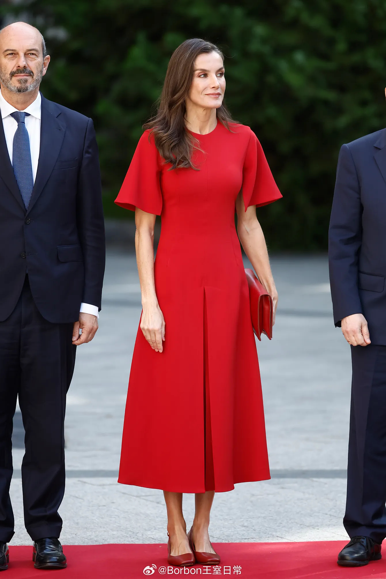 wow~是红裙莱后5月20日，莱后出席第15届Luis Carandell议会新