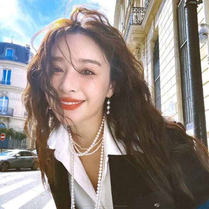 阚清子哭了也要形象管理落选 14 次真的很让人委屈，阚清子就算想哭也不忘维持形象