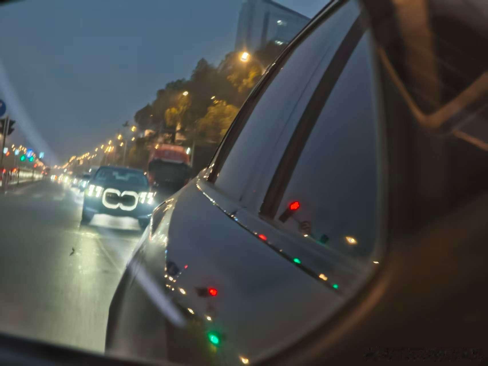 有只鼻子发亮的猪🐷在追着我跑