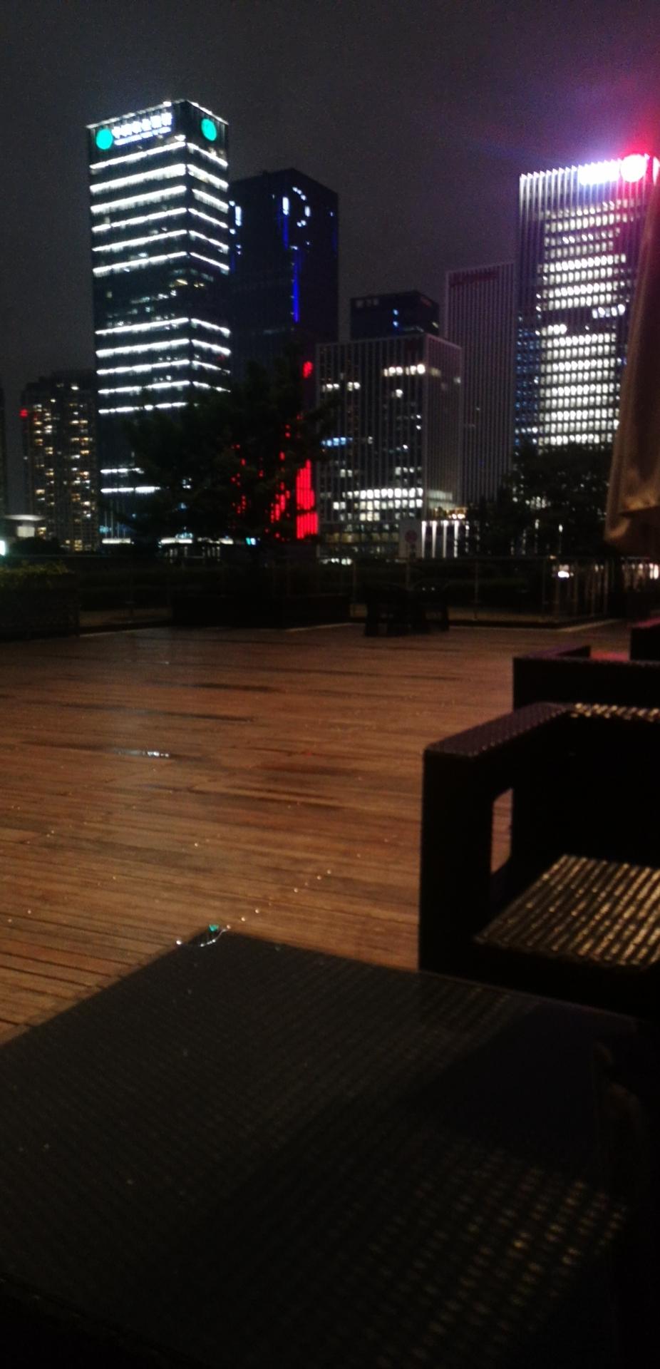 刚才和一朋友聊国内城市夜景，杭州自然被选为夜景最美的城市之一。这不禁让我想起二十