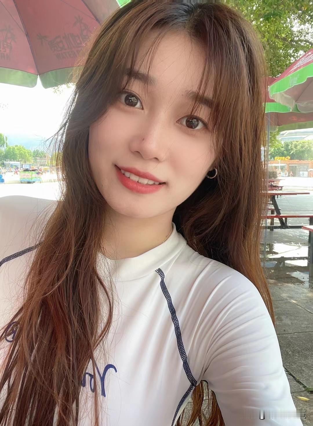 好看也没有，难看也算不上[笑哭]
走到哪都爱自拍，这就是我小妹，
年纪不大，心灵