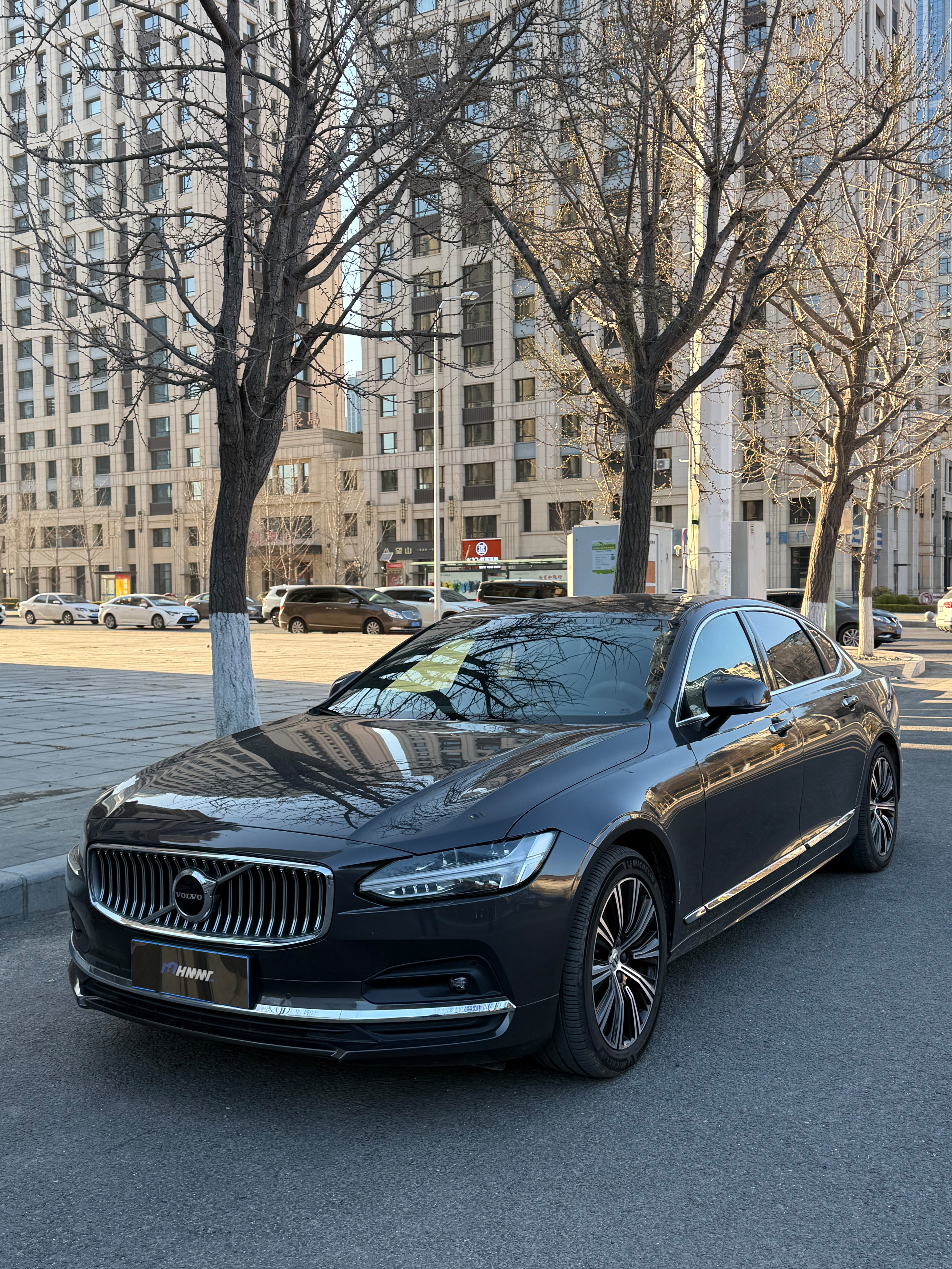 今天同事买了台沃尔沃 S9019 年我买奔驰 C 的时候就想买这款车因为 5 系