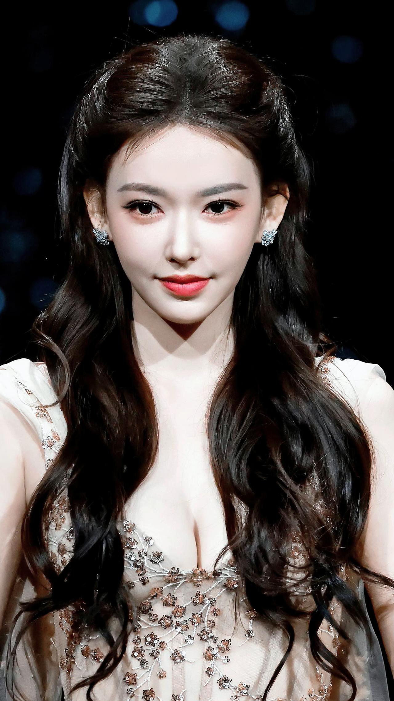 程潇这照片有点像机器人模型啊！不信你瞧瞧程潇 机器人美女