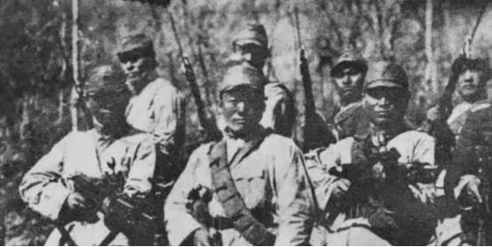 1931年东北沦陷，60岁的大地主戴凤龄为了打鬼子，带着全家57口人上战场，14