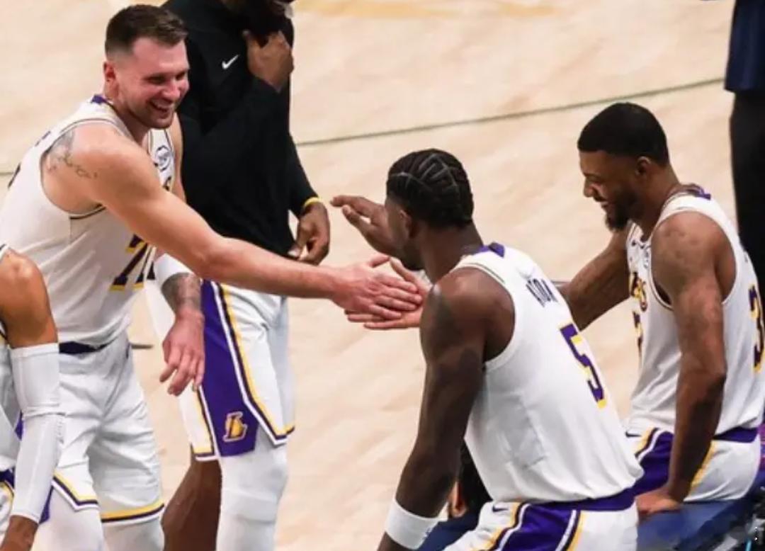 湖人末节15分大逆转独行侠 东契奇创历史第一詹皇末节发威湖人末节逆转独行侠 北京