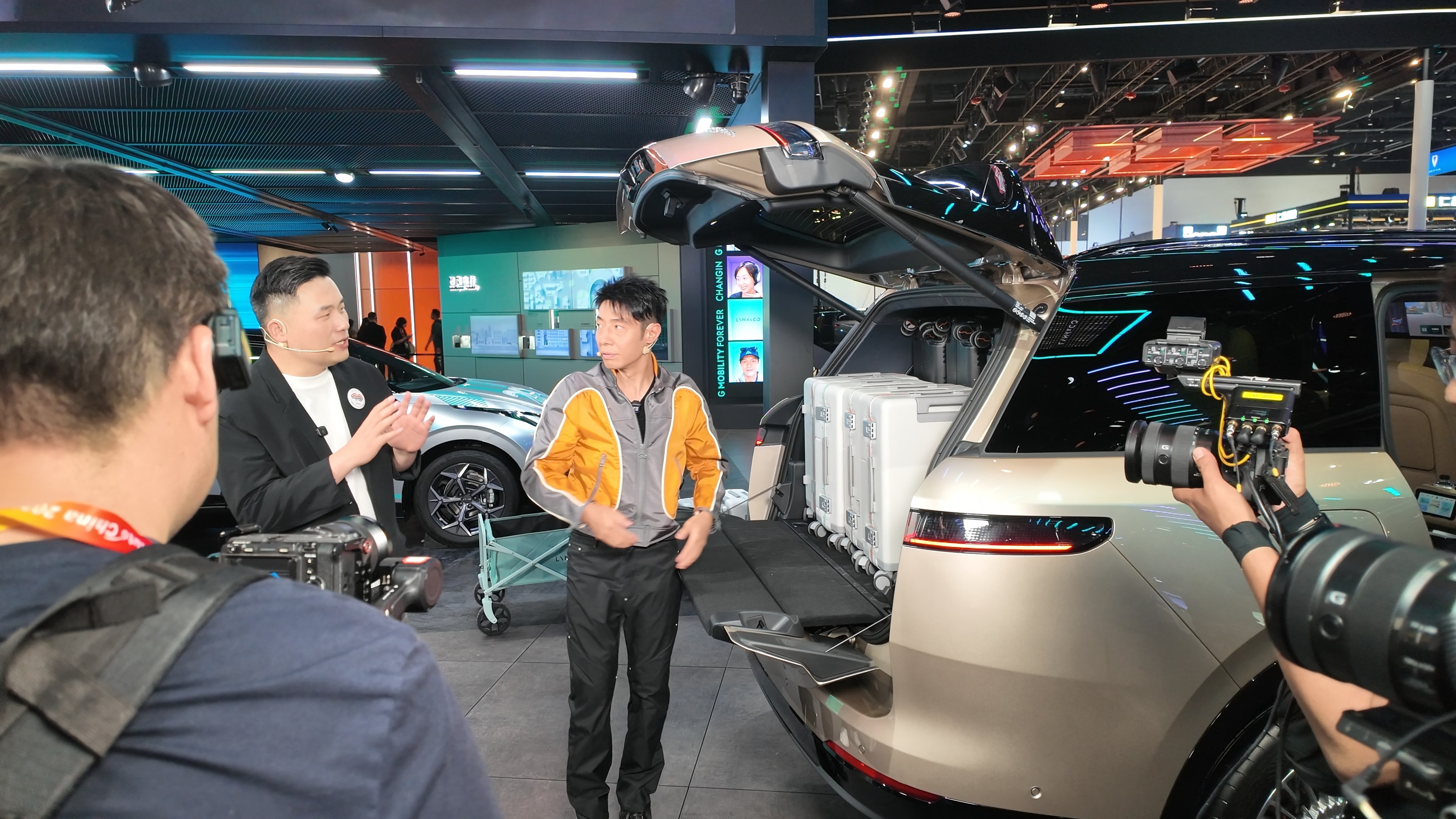 撒贝宁郎朗都上头的大五座SUV今天北京车展领克展台直接热度拉满，领克900大五座