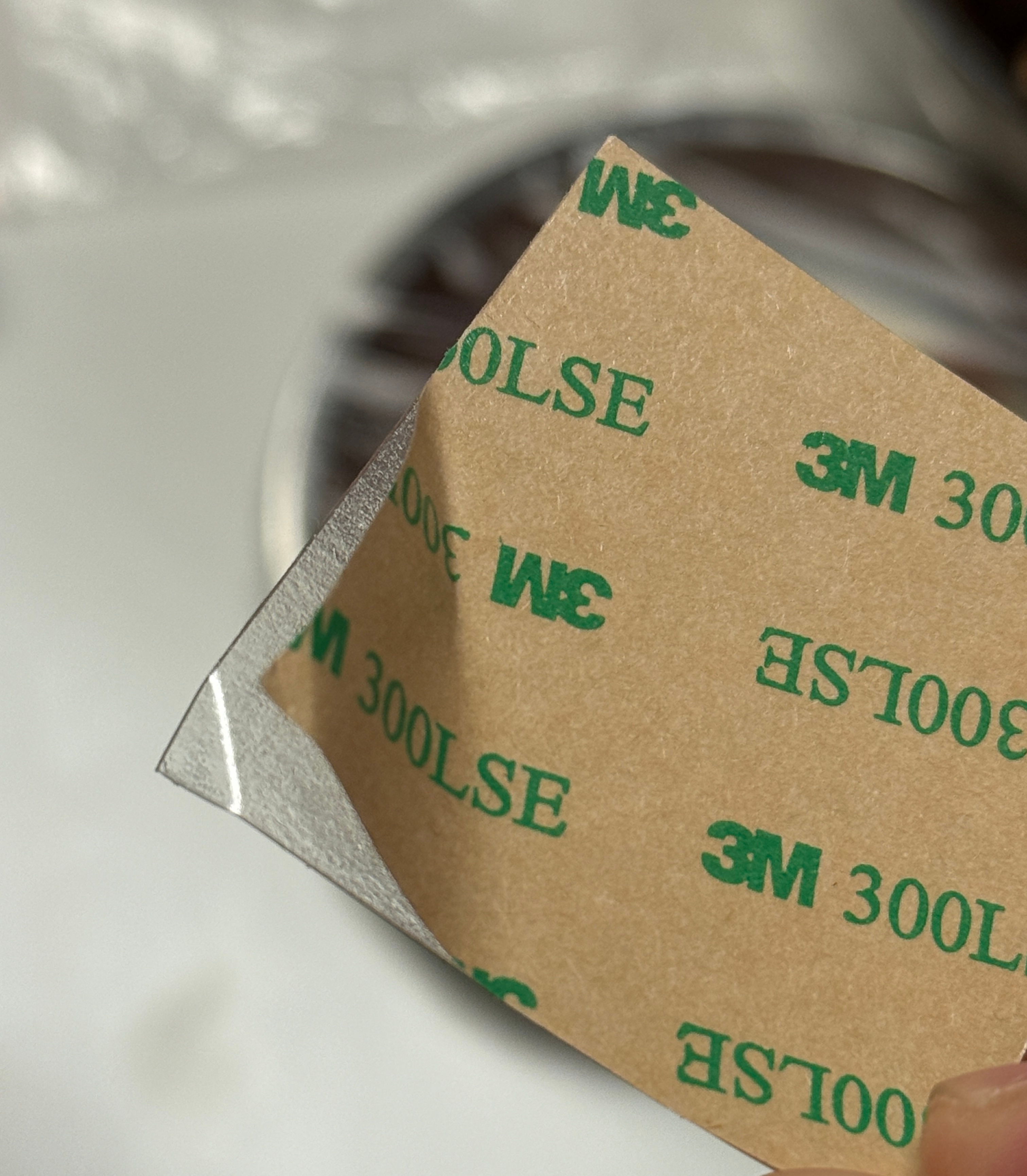 媳妇不知道买了个啥，我看到桌上有几片拆出来的双面胶，好家伙居然配的是3M 的30