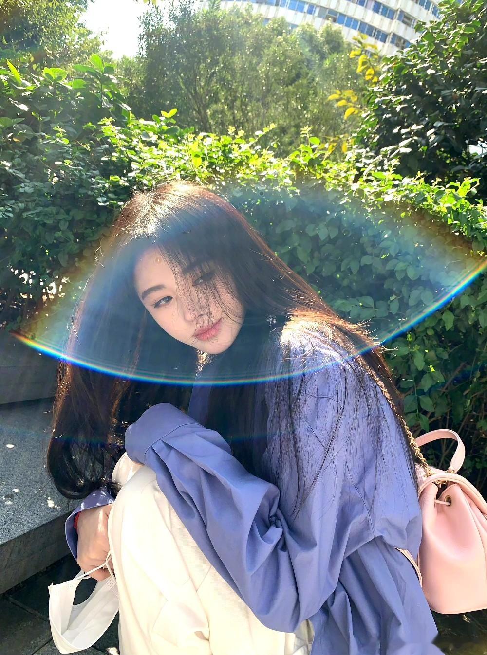#鞠婧祎彩虹式微笑#今日份小鞠也太美了！光影下的微笑太迷人了 ​​​