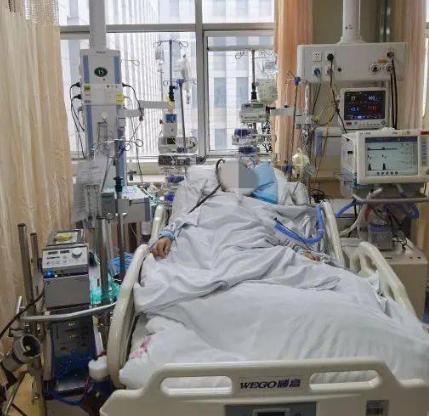 朋友家大女儿三年级，二女儿两岁。
自从有了老二，老大的世界就变的委屈了。妈妈没那