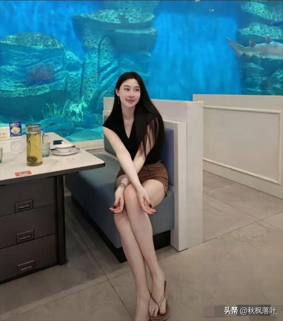 击剑运动员秦雪的腿可真长。