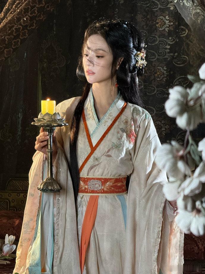 夏弃疾拍的朱丽岚美成这样 夏弃疾拍的画面太有戏！朱丽岚像寒梅般美且有力量，细节里