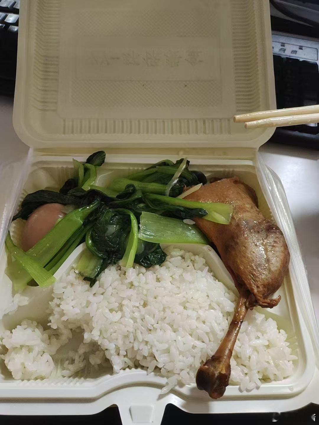 鸭腿饭！香啊[挤眼] ​​​