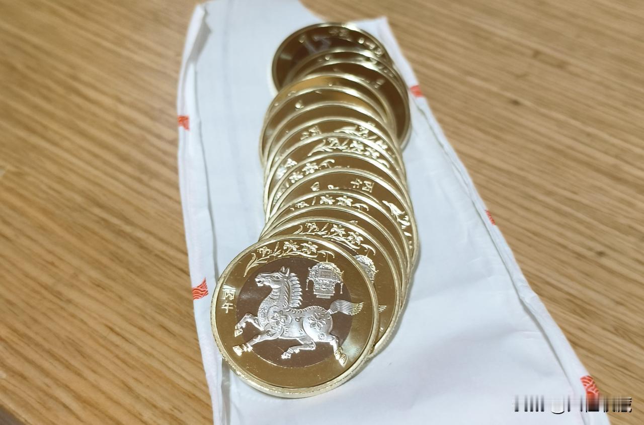 第一种贬值的理解就是低于面值价的贬值，比如一枚面值十元的纪念币会不会贬到九元八元