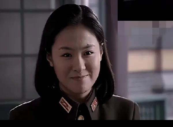 这个女演员叫什么？在潜伏里看过以后再不出来了，真可惜。长得好正，声音台词干净利落