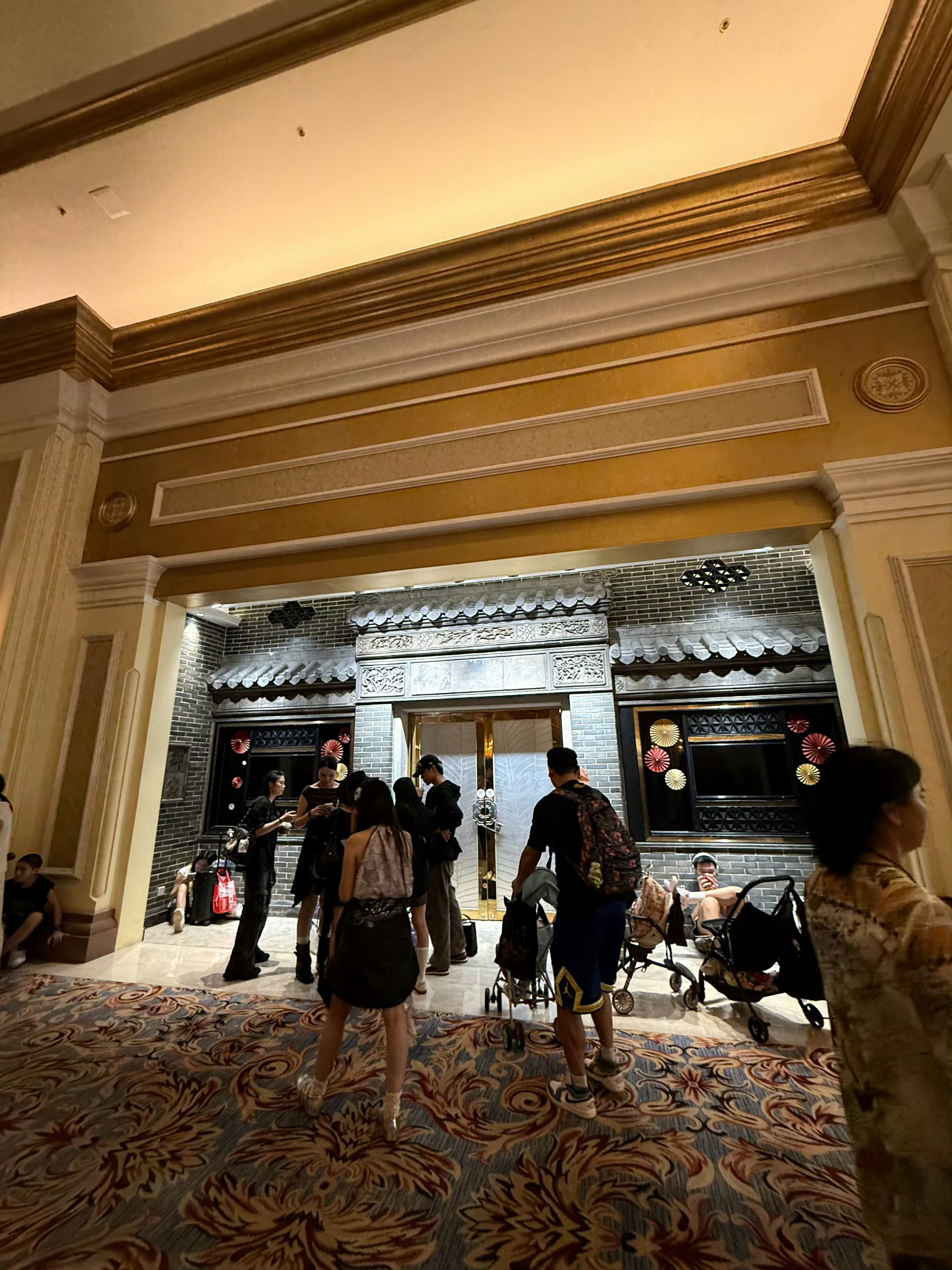 我们现在在和昨天同个位置（five guys旁边）发周边了哦！大家快来找我们吧！