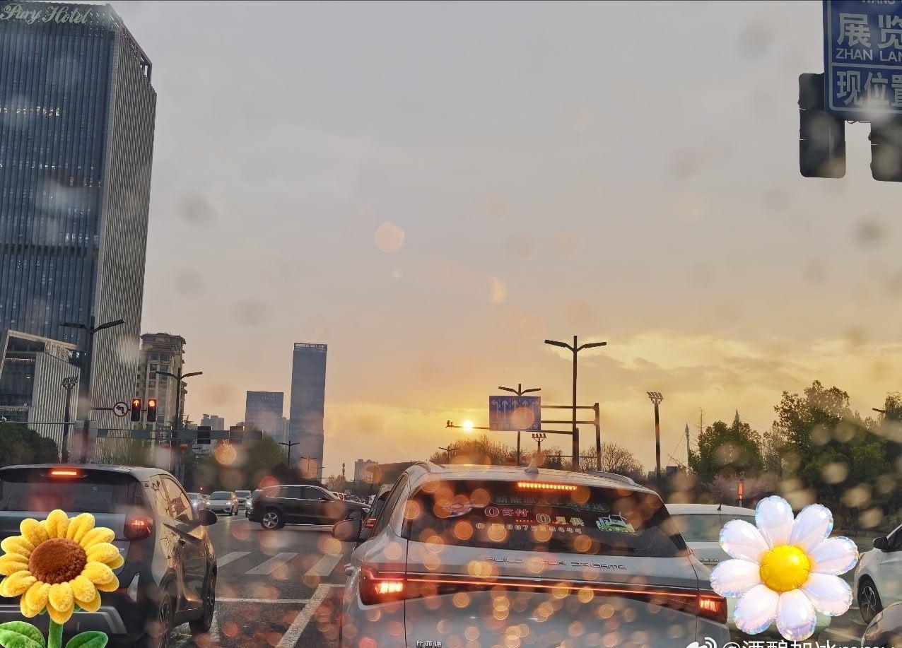 下雨的傍晚瞬间出现了大太阳。 ​​​