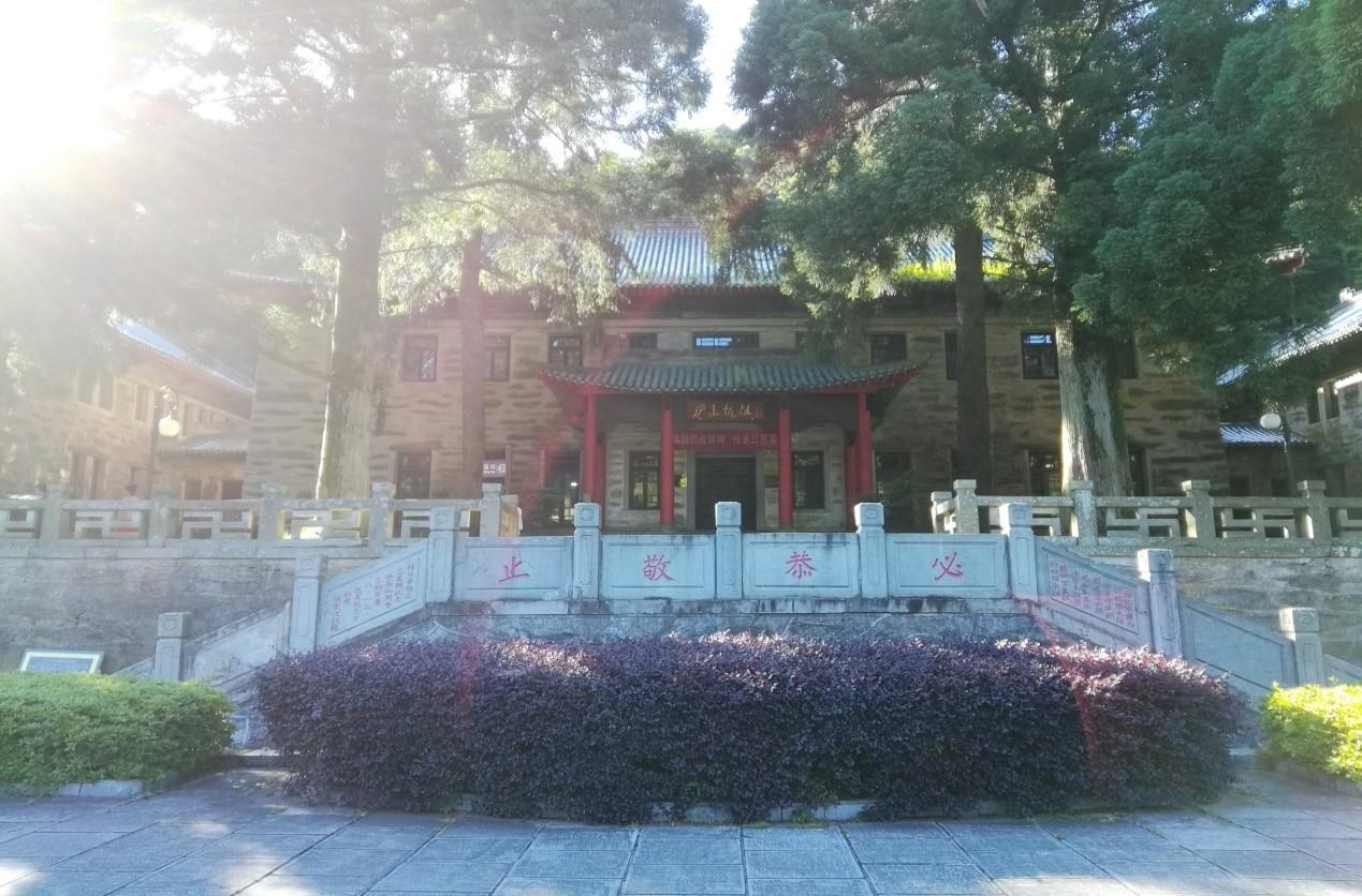 近七十岁的人了还讨骂，要我看来你活该！
正发《庐山恋》系列文稿时，突然想到三年前
