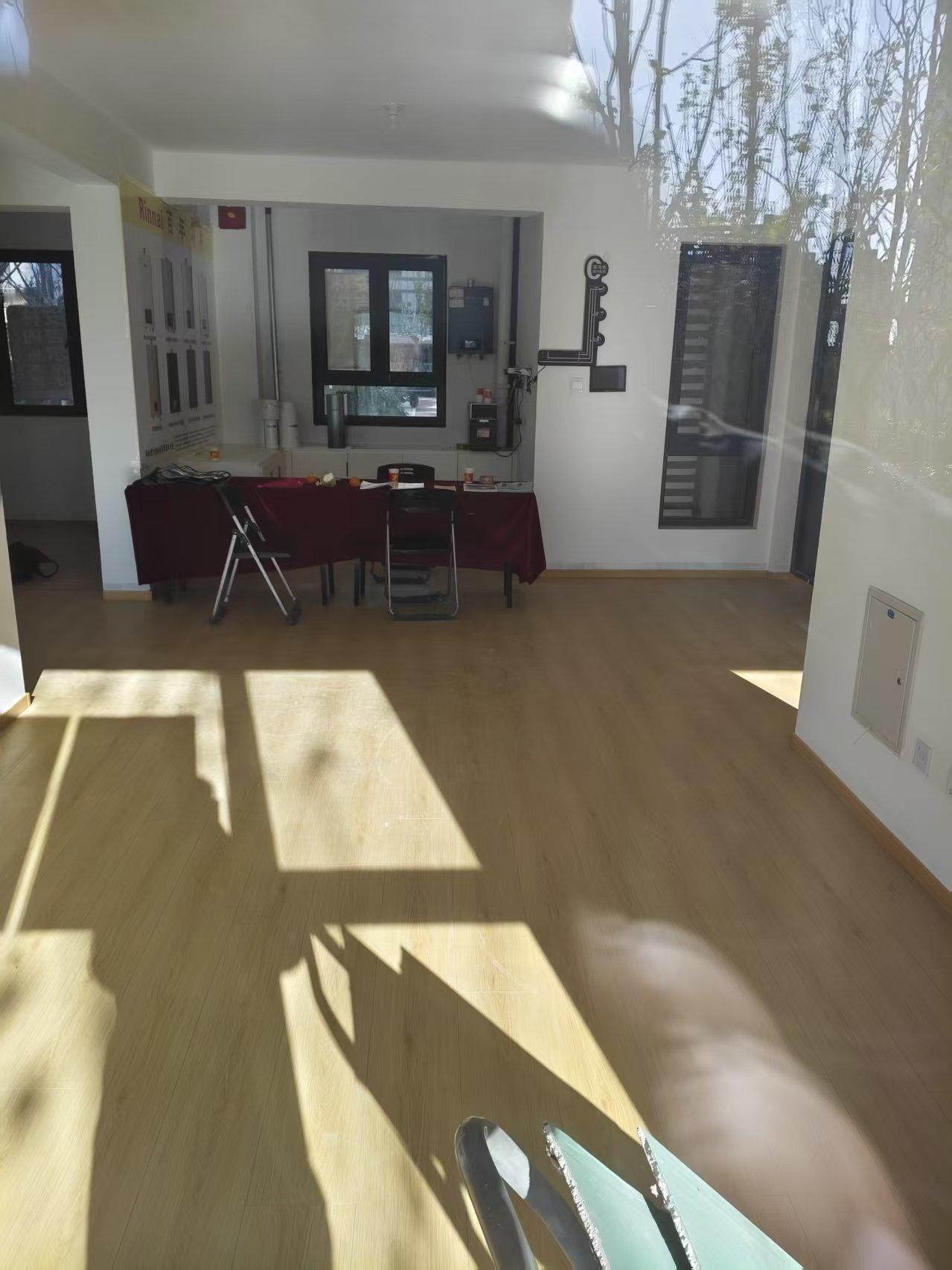 买的这个一层，我就很满足，
原因是无遮挡，阳光潇洒的照进来！
房子没交之前，观看