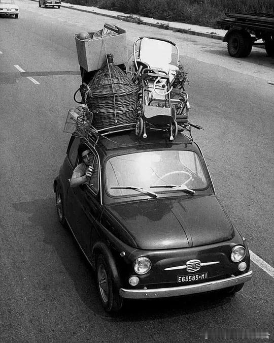 1967年，一家意大利人正开着Fiat 500去度暑假。 