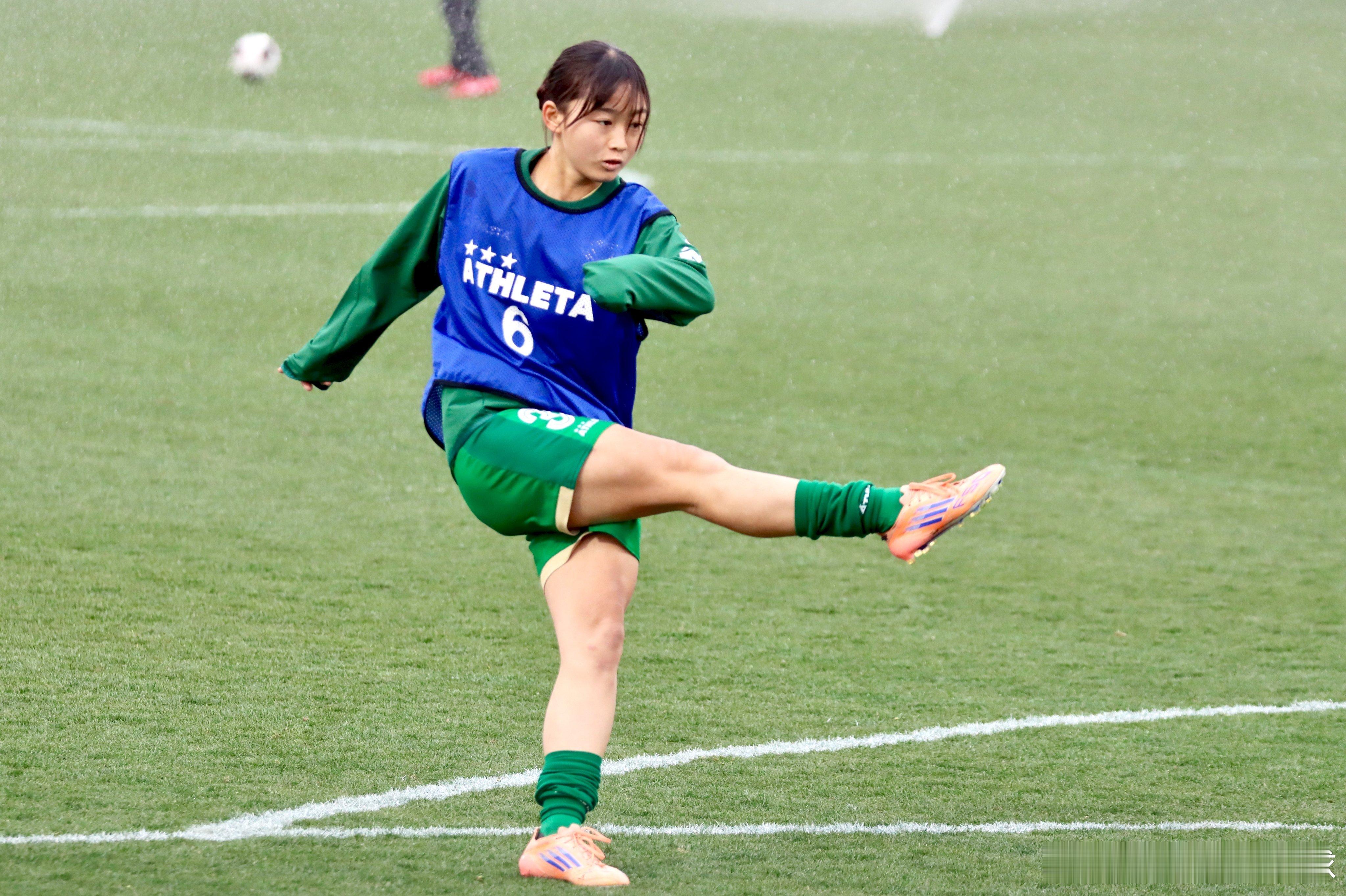 weleague 今天上场脚底打滑，摔倒了两次，一次Big Chance打高。