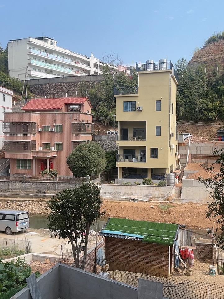 展现风景如画的照片现在的农村与80年代的农村相比差距怎么样，你可以猜一猜那个是8