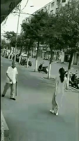有个老爷子拄着拐杖在街上走，迎面过来个漂亮姑娘，他扭头盯着看，闻着姑娘身上的香味