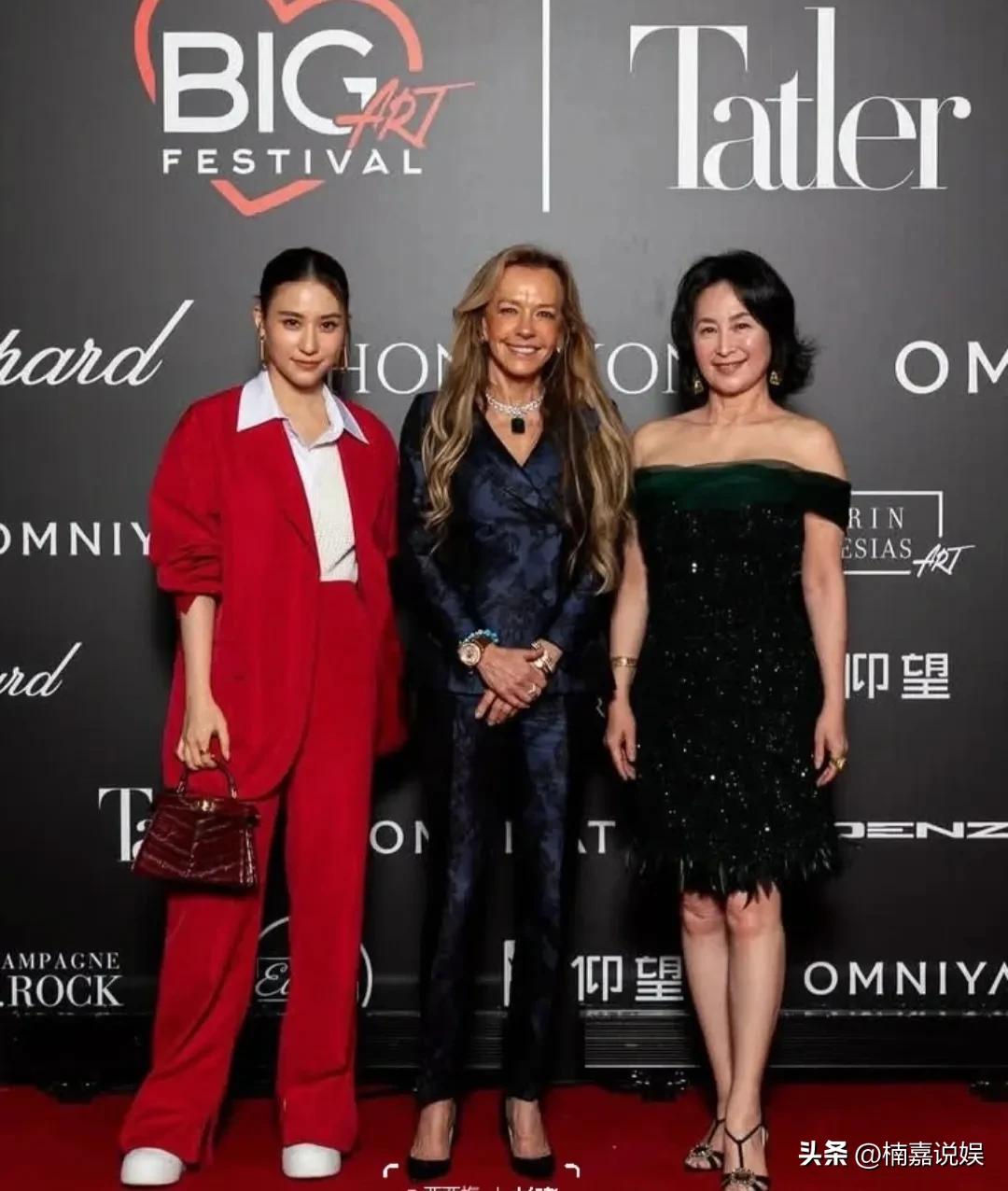 何超琼参加萧邦艺术节晚宴，穿着一条墨绿色一字裙，想不到她的身材这么好啊！
与以往