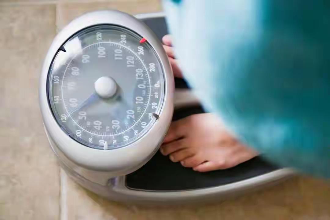 朋友们，你有没有想过——那个让你穿不上心仪牛仔裤的“游泳圈”，正在一点一点吞噬你
