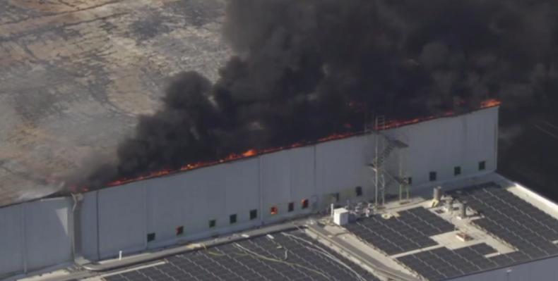 洛杉矶这把火烧出大事了！洛杉矶市区一个大型冷库，从6月17日下午起火，到现在还没