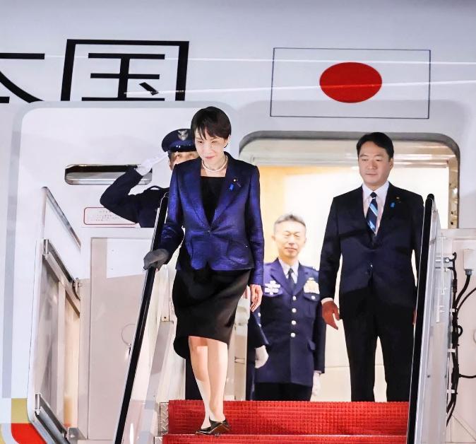 没有仪式，日本很失望。当地时间3月18日晚间，日本首相高市早苗一路风尘仆仆，终于