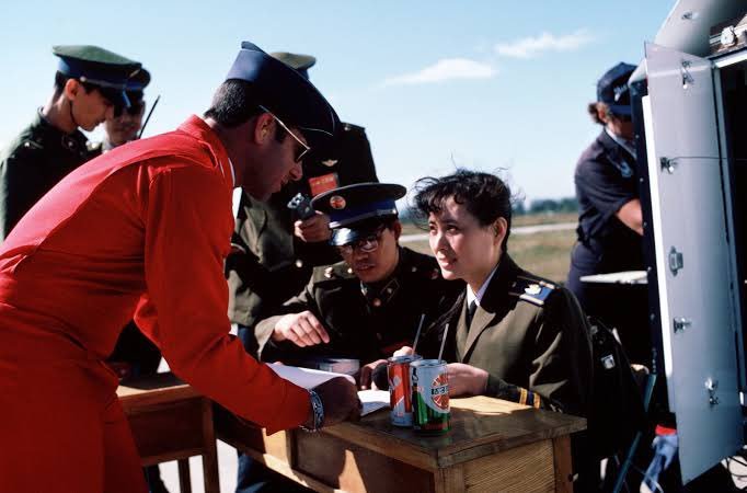 飞扬军事 1987年7月，在北京南苑基地进行飞行表演前，美国雷鸟飞行表演队的伯特