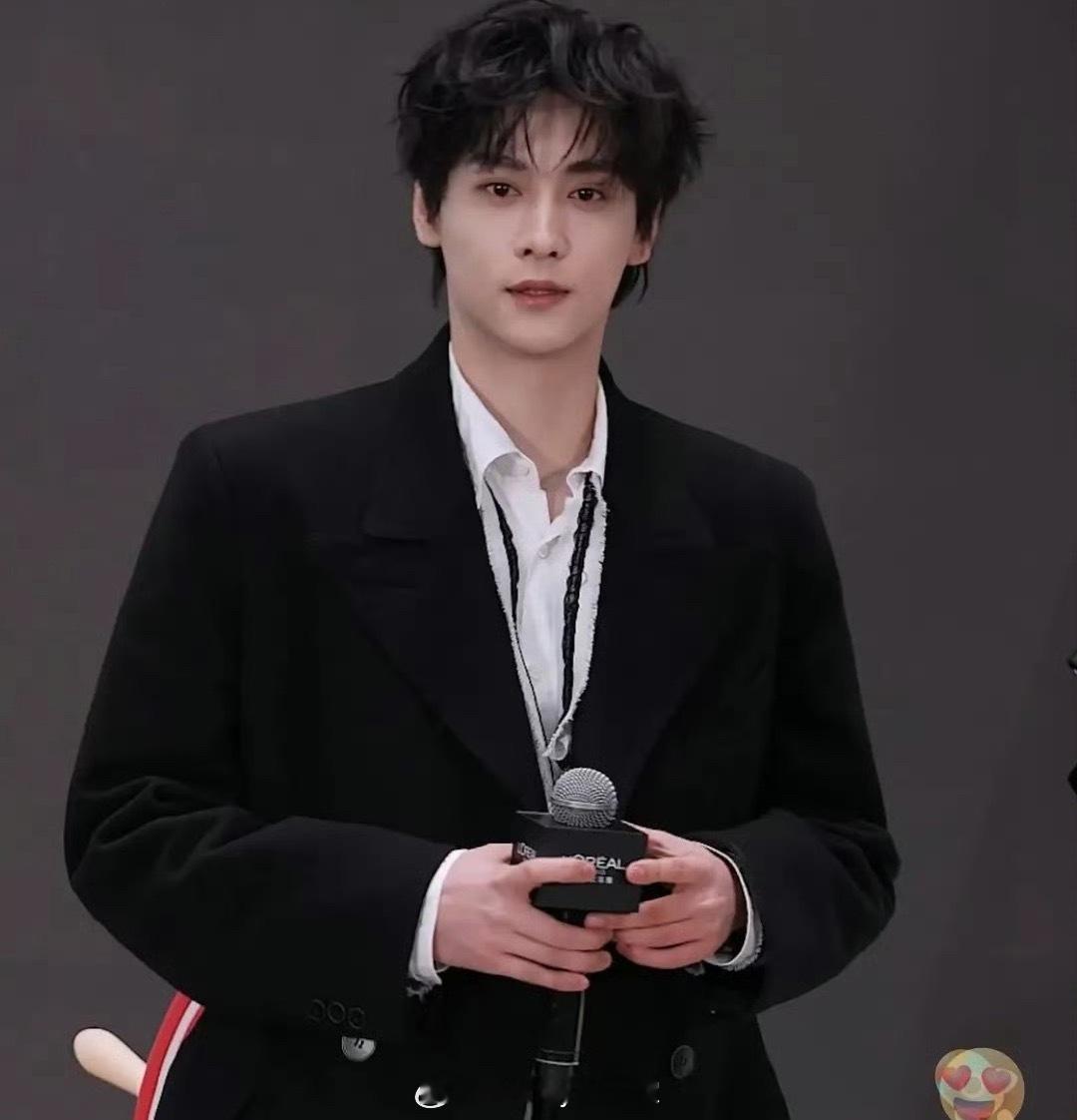 田栩宁今天品牌直播生图，客观评价一下状态，是不是951的水平？ 