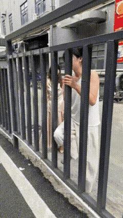 太搞笑了
俩姐妹挑战小区栏杆的“瘦身测试”
只见苗条这位跟泥鳅似的
腰一扭腿一迈