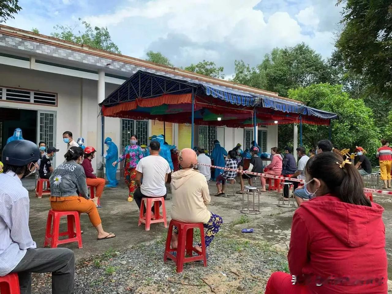 图1，排队做核酸检测！官方安排的集体检测是免费的，自己去开报收费35万越盾/人，