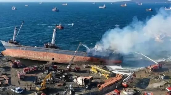 当地时间4月15号乌克兰敖德萨州南部港口，又被俄军的无人机给炸了！现场火光冲天、