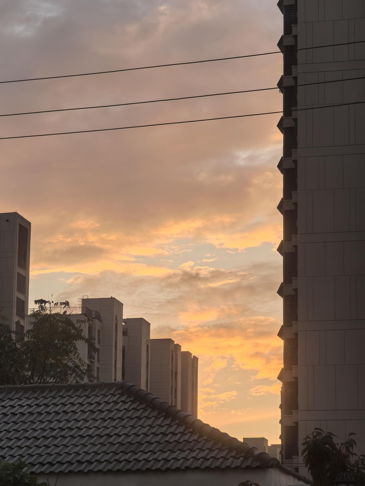 夕阳西下，城市的天际线美不胜收。