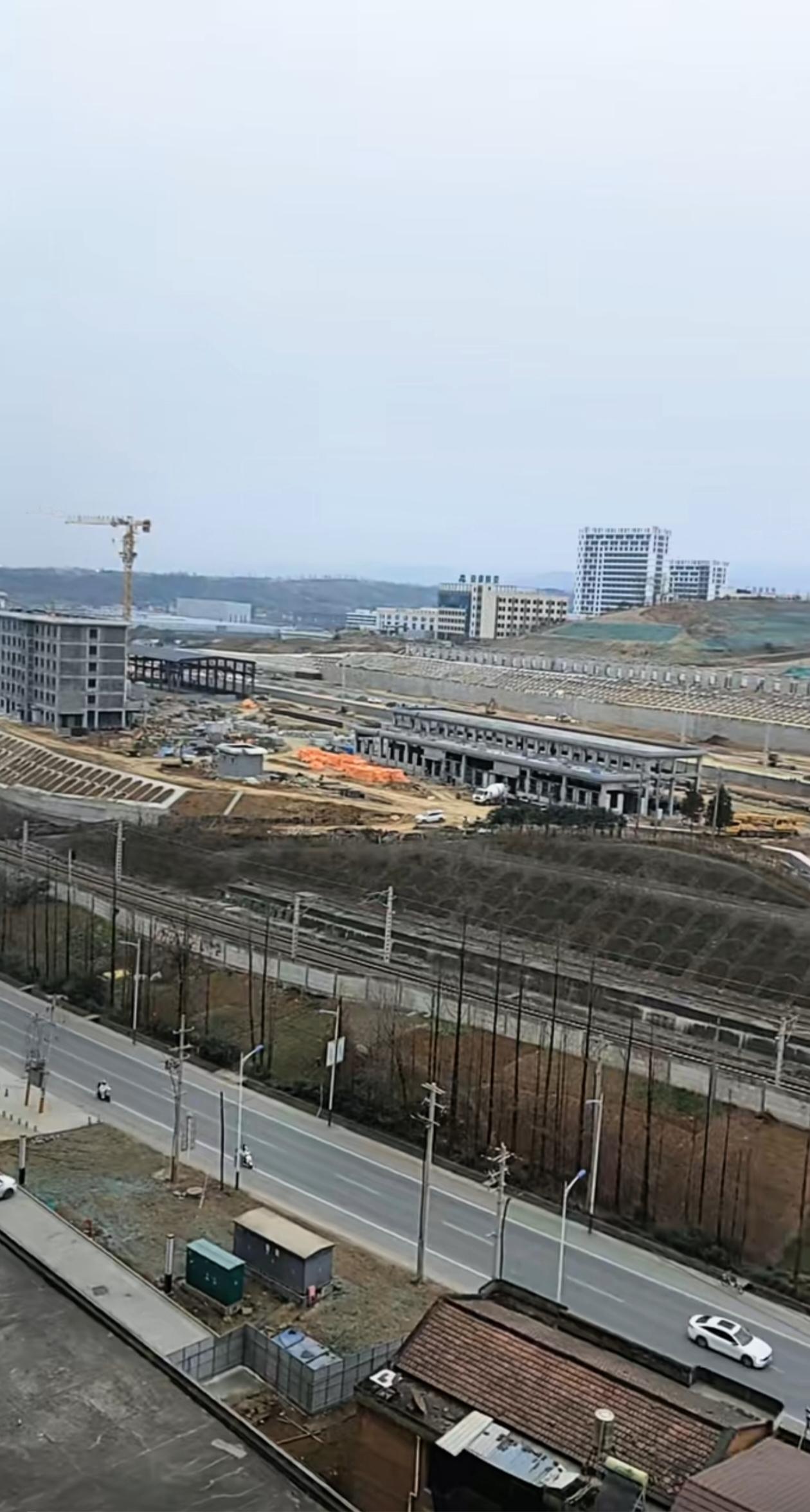 安康高铁西站的动车所原来也是一个庞大的工程，其位于安康西站以西约2公里处，紧挨着