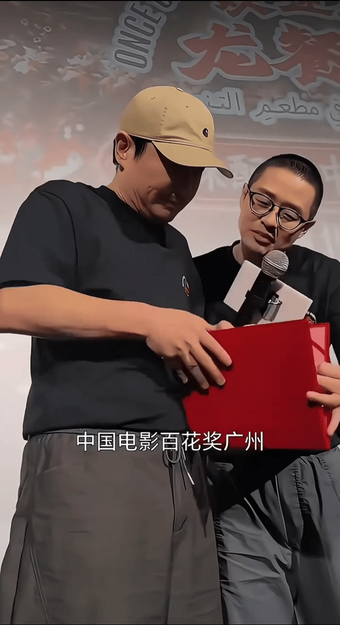 沈腾回去得偷偷的哭一场粉丝给沈腾颁荣誉证书实打实的喜爱摆在面前，很难不心头一热！