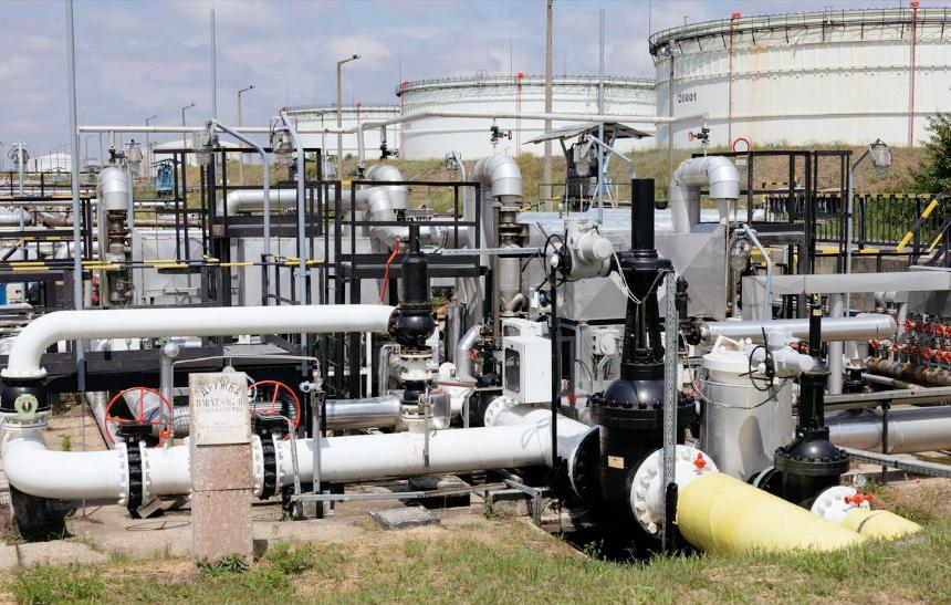 中东欧突然陷入“油荒”！两个国家因为一条管道停摆直接慌了神，其中一个甚至紧急宣布