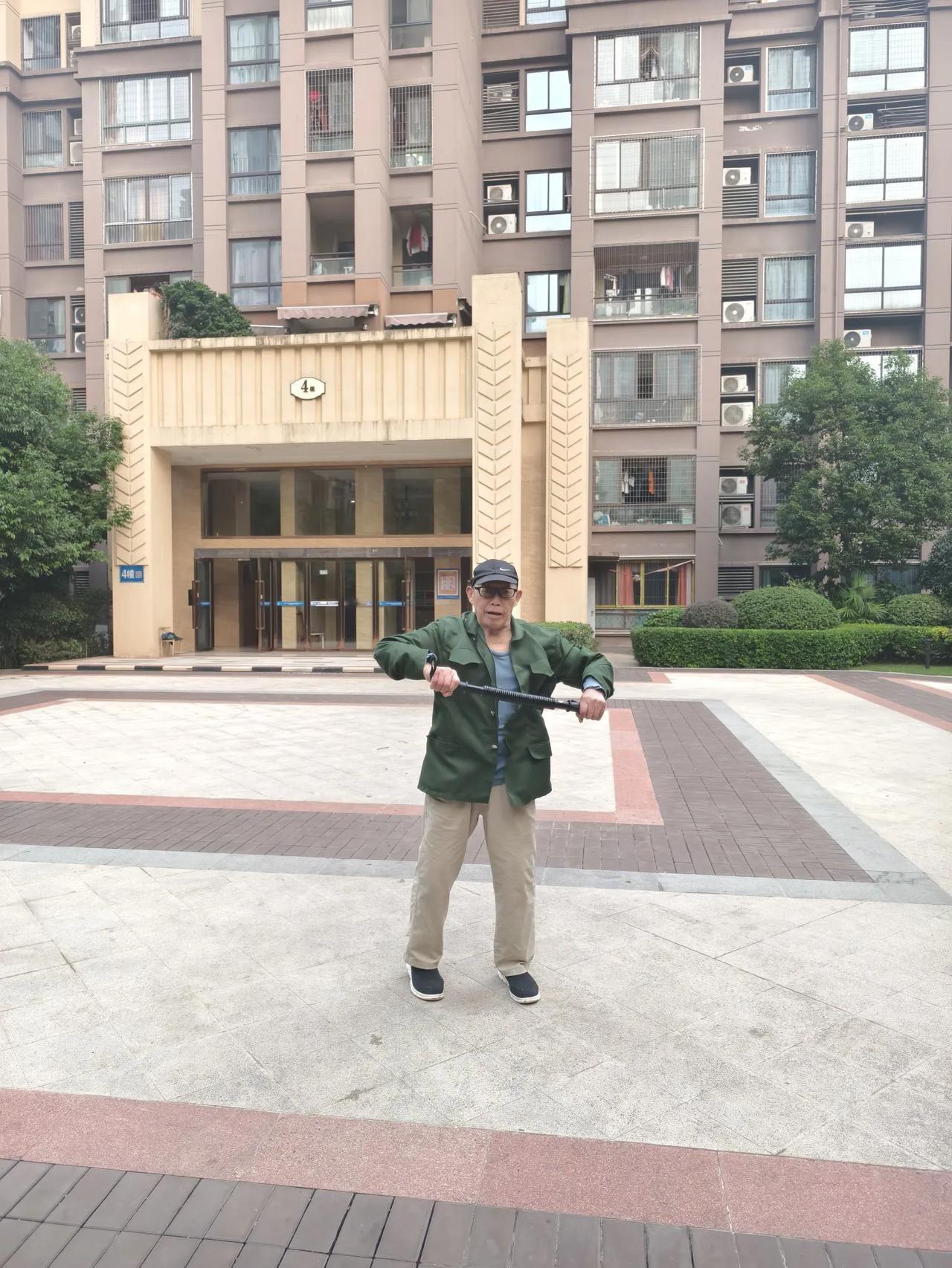 点赞老人
        ——南木子
矍铄老人真厉害，
每天小区做晨练。
九十高