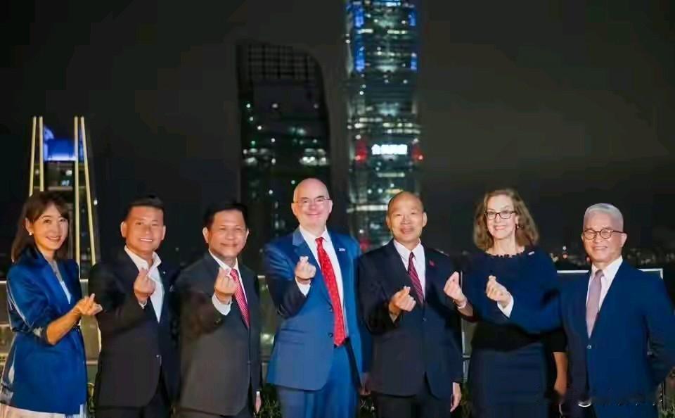 这就是所谓的“对等尊严”，身为东道主的韩国瑜和林佳龙，且两人职位是高于美在台协会