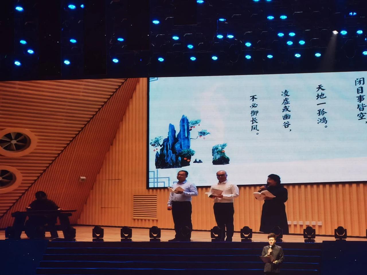 轮椅上的诗意人生——记诗人胡少杰
 
胡少杰1998年出生于榆林市榆阳区大河塔镇